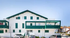 Image of Appartement moderne à Hendaye, 400m de la plage, terrasse, parking et WiFi inclus - FR-1-2-371