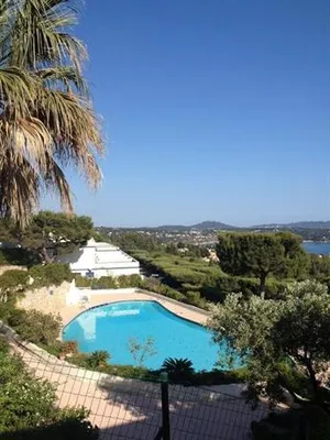 Image of VUE EPOUSTOUFLANTE SUR BANDOL & LA MER 2 pièces, piscine tout confort 4 étoiles, très calme, terrasse spacieuse sans vis à vis, parking privé résidence standing