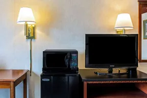 Image of LA QUINTA INN AND SUITES SOUTH BURLINGTON