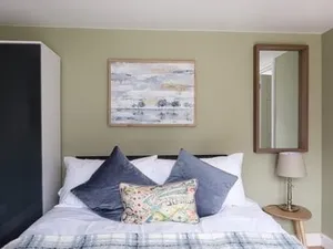 Image of Dickens House- Modern & Elegant 3BR close to Gatwick