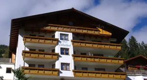 Image of Apart Sebastian
