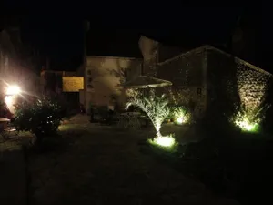 Image of La Villa du 15 - Chambres indépendantes & autonomes du restaurant La Maison - clim et piscine chauffée - Lit King Size