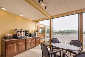Image of Rodeway Inn & Suites Portland - Jantzen Beach