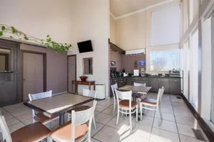 Image of Econo Lodge Inn & Suites