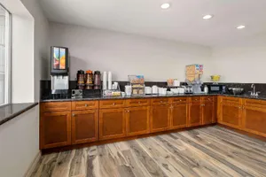 Image of Super 8 by Wyndham Houston/Dtwn/I-610