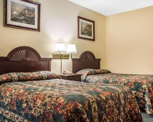 Image of Econo Lodge Inn & Suites Airport