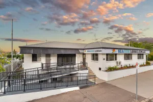 Image of Seaside Lodge Hostel Townsville- right next to coles, 2 mins walk to strand & CBD- Passport required