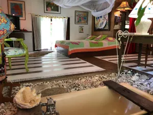 Image of Polynesian Bungalow SEASHEL private bath, clim et piscine partagée