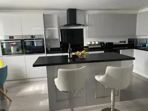Image of Modern 2 bedroom flat with Sky TV & free parking