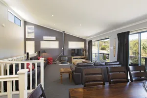 Image of Acacia 2 - Modern 3BR Townhouse l Bath l WiFi l BBQ l Foxtel