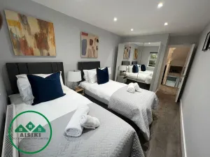 Image of Stylish 2Bed/2Bath Pet Friendly Flat w/ Free WiFi