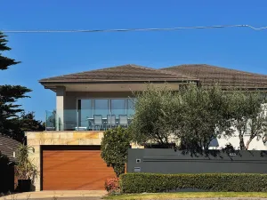 Image of Luxurious Comfort with Bay Views