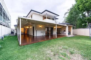 Image of Spacious 5BR 3BA Home w Parking and Yard in Sunnybank - S4