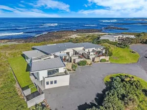 Image of Hearns Beachside Villa 1