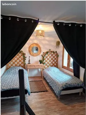 Image of Maison à colombage dans cour privée avec jardin sur les remparts du village