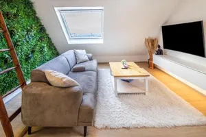 Image of Hue Space Air