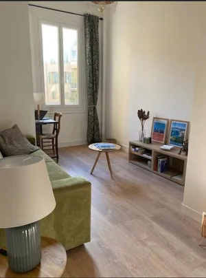 Image of Studio Nice Le Palais, avec cuisine et espace repas séparés, dans immeuble niçois, Port de Nice, Vieux Nice, Place du pin et Garibaldi, Colline du château, à 2 minutes de la promenade des Anglais
