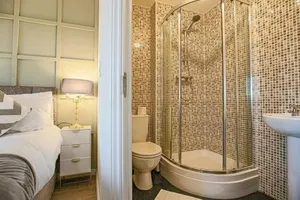 Image of Luxury 5 Bedroom 3 Bathroom House - Smart TVs with Sky and Netflix, Super Fast WiFi, Free Parking by Yoko Property
