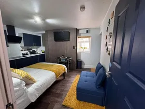 Image of Newly Renovated Studio in Center
