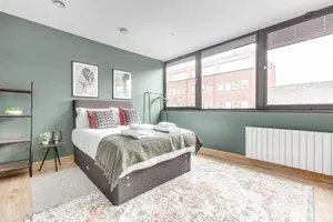 Image of Modern Apt, town centre, 4 guests, pkg, wifi by Tent serviced apartments