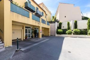 Image of 2 Bdrs & Parking in the Old Town !