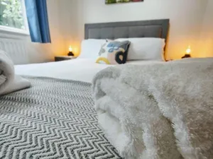 Image of CEDAR HOUSE - Spacious 4Bedroom House 2Bath Kitchen SmartTV Lounge Garden Wifi FreeParking