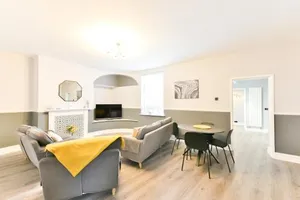 Image of 4 Bedroom, 2 bathroom house - Free Parking