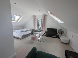 Image of Deluxe 1 Bed Apartment with Ensuite & Kitchenette