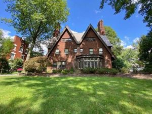 Image of Historic Mansion for Large Groups Minutes to Cleveland Destinations