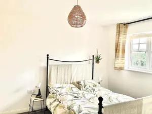 Image of Chessington Home Stay , 3 Bed 6 Guests Free Parking Near M25 JCT9, Chessington world of Adv Resort, Kingston, Epsom, Great for Families & Groups