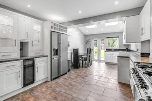 Image of Spacious 4-bed Home Garden, Parking & Near City