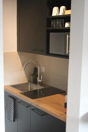 Image of R B Apartment Hamburg Duo - perfekt für Monteure - Küchenzeile - Smart TV - Bad mit Toilette und Dusche auf dem Flur gegenüber des Zimmers zur Alleinnutzung