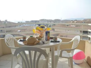 Image of Appart cosy avec mezzanine, terrasse et parking à Fréjus - FR-1-226A-109