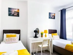 Image of Beautiful 2 Bedroom House - Free Parking - LT House