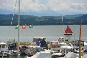 Image of Leben im Hafen am idyllischen Murtensee