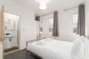 Image of Modern 2 bed, for 4 Guests in Golders Green!