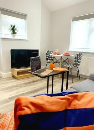Image of Stunning 1-bedroom annexe flat with own entrance near London