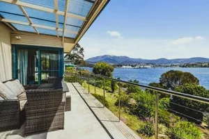 Image of The Bay Waterfront home 10 min to CBD Sleeps 9