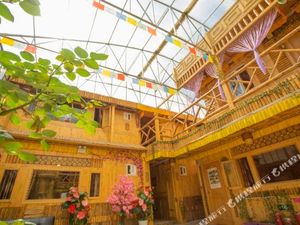 Image of Shangri-La Jinya Xianke Tibetan Inn (Dukezong Ancient City Shop)