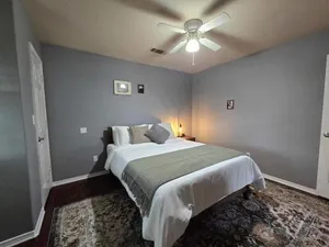 Image of 4 bedroom pet friendly grill under 5 min to airport and Choctaw Casino