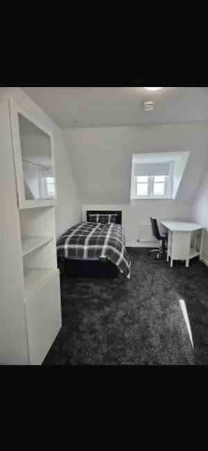 Image of 5 rooms and en suite available in house