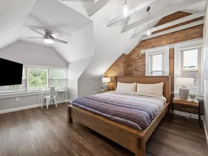Image of Oakland, Pittsburgh !D Modern and Stylish Private Bedroom with Shared Bathroom