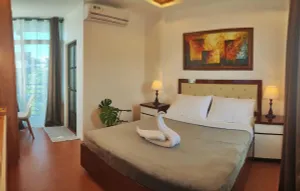 Image of Dale's Garden Hotel Room 12 Queen Bed