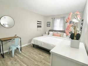 Image of Rad Retreat - Pet Friendly - King Bed - Long Term Stays