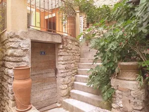 Image of maison au coeur de Fontaine de Vaucluse, nichée sur le rocher et surplombant la sorgue