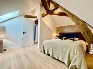 Image of Velvet - BEST KEYS - Maison Duplex Élégante - Plein Centre Ville - Déco Minimaliste & Cosy - Literie Haut de Gamme - 2 chambres séparées - Lit Queen Size & 1 canapé convertible - Smart TV - WiFi Fibre - Check-in Autonome