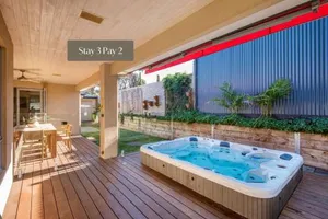 Image of Luxury and Style on Pasadena with large spa