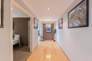 Image of Airport 5BR Retreat - Full Kitchen & Tranquil