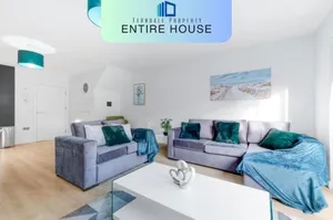 Image of Modern 4 Bedroom House With Parking in Farnham Royal, Slough By 360stays