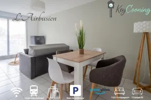 Image of L'Airbusien - Terrasse et parking - Airbus à coté